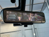 スマートルームミラーは、車両後方に設置されたカメラの映像を、ルームミラーに映し出すことで、死角をなくし、安全性を向上させることができます。また、夜間や雨天時でも、クリアな映像を映し出すことができます。