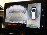 パノラミックビューモニター付きです。車両を上から見たような映像をディスプレイオーディオ画面に表示。運転席からの目視だけでは見にくい、車両周辺の状況をリアルタイムでしっかり確認できます。