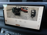 【3Dサラウンドカメラ】周囲の安全確認をアシストする機能です。3D車外ビュー、360&deg;オーバーヘッドビューを 利用して、狭いスペースでも安心、スムーズに運転操作ができます。