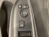 狭い駐車場で便利な電動格納ドアミラーが付いています。