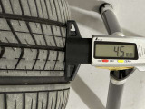 夏タイヤの残り溝は4.5mmです。スリップラインからは3.0mmとなっております。