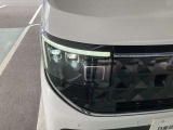 LEDヘッドランプ:ハロゲンランプの約2倍の光量でより明るく遠くを照らし、夜間走行時の視認性を高めます。