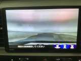 【バックカメラ】運転が苦手な方も車庫入れラクラクです!ギアをリバースに入れれば自動的に切り換わりますので、面倒な操作は不要です♪狭い駐車場もお車を傷つけず安心ですね!
