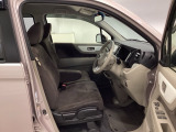 インパネシフトにより足元スペースが広く、乗り降りもスムーズ。前席まわりの移動がしやすく、日常の使い勝手に優れています。