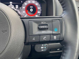 【プロパイロット】高速道路でアクセル、ブレーキ、ステアリング操作をクルマがサポート。高速走行におけるドライバーの負担を軽減します。その下には、携帯電話用ハンズフリースイッチが並びます。