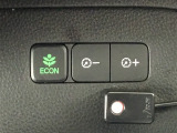 【eコンスイッチ】低燃費運転をサポートするECONモード。スイッチをONすると、エンジンやトランスミッション、A/Cなどを協調制御し、燃費の向上に貢献。エコドライブの効果を高めます。