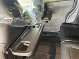 【シートバックテーブル】席背面には格納式のテーブルを装備。ちょっとした荷物が掛けられて便利なコンビニフック付です!