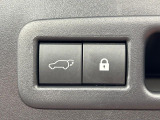 【パワーバックドア】スマートキーや運転席のボタンを押すだけでリアゲートが自動で開閉します!荷物を持っている時や、高い位置にあるバックドアを閉める際に便利な機能です♪