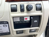 【電動格納ミラー】サイドミラーは電動格納式となっており、狭い駐車場でもキズがつくリスクを抑えられます。