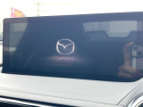 【8.8インチマツダコネクト】車内の雰囲気にマッチした大型のディスプレイ。スマホ接続でのナビ使用やBluetooth再生等、様々な機能が楽しめます。直感的なダイヤル操作が可能で、使い勝手も良好です。