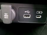 便利な充電用USBジャックも付いています。12V電源ソケットを設置しております。周辺機器の充電にご利用頂けます。