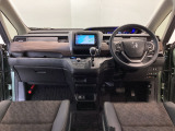 【前方視界】開放的な前方視界!運転がしやすく疲れにくいです♪窓が大きく、見通しがとっても良いおクルマですよ♪