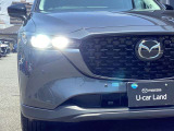 アダプティブLEDヘッドライト カメラや車速センサーと連動して、ハイ、ロー、ワイドローのLEDライトを常に最適な配光に自動制御する優れものです!