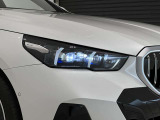 アダプティブLEDヘッドライトはステアリングを切った方向を照らします。