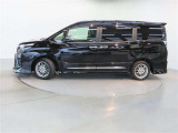 両側パワースライドドア付きだから、狭い駐車スペースなどでの 乗り降りラクラク!小さなお子さまのいるご家庭には嬉しい装備。