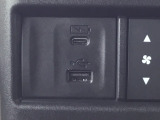USBチャージャー付きで、スマホなどの充電が手軽に行えます。日常使いにうれしい装備です。