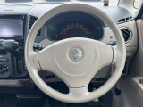 インテリアに合わせたデザインのステアリングは、運転される方のことも考え、運転しやすい形状、大きさです。是非一度、実際に触ってお確かめください。
