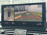 ●サラウンドビューカメラ『車両の4つのカメラから得た映像を合成し、上空から眺めているような映像をモニターに映し出します。車両周辺の歩行者や障害物などの発見に役立ちます。』