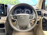 インテリアに合わせたデザインのステアリングは、運転される方のことも考え、運転しやすい形状、大きさです。是非一度、実際に触ってお確かめください。