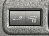 【パワーバックドア】スマートキーや運転席のボタンを押すだけでリアゲートが自動で開閉します!荷物を持っている時や、高い位置にあるバックドアを閉める際に便利な機能です♪
