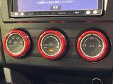 【オートエアコン】一度お好みの温度に設定すれば、車内の温度を検知し風量や温度を自動で調整。暑い&hellip;寒い&hellip;と何度もスイッチ操作をする必要はありません。快適な車内空間には必須の機能ですね♪