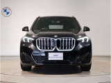 【BMWの伝統-1】BMWの特徴的な&ldquo;キドニーグリル&rdquo;は、80年以上続く伝統の形でございます。変わらないこだわりのデザインが、プレミアムブランド&ldquo;BMW&rdquo;を創り出します。