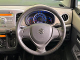インテリアに合わせたデザインのステアリングは、運転される方のことも考え、運転しやすい形状、大きさです。是非一度、実際に触ってお確かめください。