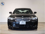 【BMWの伝統-1】BMWの特徴的な&ldquo;キドニーグリル&rdquo;は、80年以上続く伝統の形でございます。変わらないこだわりのデザインが、プレミアムブランド&ldquo;BMW&rdquo;を創り出します。