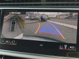 ●サラウンドビューカメラ『車両の4つのカメラから得た映像を合成し、上空から眺めているような映像をモニターに映し出します。車両周辺の歩行者や障害物などの発見に役立ちます。』