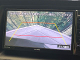 【バックカメラ】駐車時に後方がリアルタイム映像で確認できます。大型商業施設や立体駐車場での駐車時や、夜間のバック時に大活躍!運転スキルに関わらず、今や必須となった装備のひとつです!
