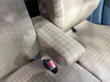 【アームレスト】運転中の身体の負担を軽減してくれるアームレストを装備♪