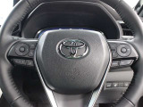 マルチインフォメーションディスプレイ内の表示切替やオーディオなどの操作を、ステアリングから手を離さずに行うことができるステアリングスイッチ装備です。