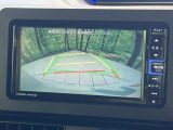 【バックカメラ】駐車時に後方がリアルタイム映像で確認できます。大型商業施設や立体駐車場での駐車時や、夜間のバック時に大活躍!運転スキルに関わらず、今や必須となった装備のひとつです!