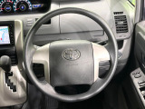 インテリアに合わせたデザインのステアリングは、運転される方のことも考え、運転しやすい形状、大きさです。是非一度、実際に触ってお確かめください。