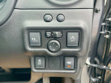 運転席右側に各種スイッチが集約されています!車線逸脱警報システム、衝突軽減ブレーキ、踏み間違い防止装置付きで安全装備も充実しています
