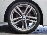 【BMWアロイホイル】軽量かつ強度に拘ったアロイホイル。走行性能ポテンシャルを引き出す設計。車の足元を引き締めてくれる大きなポイントはアロイホイルです。