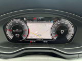 スピードメーターなどの運転に必要な計器とともに、オーディオ・電話の操作画面などを表示。レイアウトはステアリングスイッチで切り替えでき運転に集中しながら必要な情報を瞬時に得ることが可能。