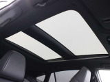 電動シェードの開け閉めに加え、調光機能によりシェードが開いている状態での調光・透過を瞬時にタイムラグなく切り替えができる調光パノラマルーフ(電動シェード&挟み込み防止機能付)が装備されています。
