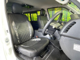 運転席まわりには十分なスペースがあり、大柄な方でもゆったり運転していただける環境です。