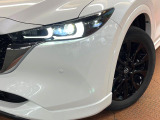 【LEDヘッドライト】悪天候や夜間走行時も良好な視界を確保し安心して運転できる高輝度LEDヘッドライトを装備!点灯速度が早く、消費電力も抑えられています。