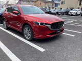 CX-5のフロントビューは、マツダの「魂動(こどう)デザイン」を体現した、洗練された彫りの深い表情が特徴です。