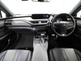上質で落ち着いた印象のインパネ。視界も広々で運転しやすいです。