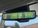 【デジタルインナーミラー】後席の大きな荷物や同乗者で後方が確認しづらい時でも安心!カメラが撮影した車両後方の映像をルームミラー内に表示。クリアな視界で状況の確認が可能です!