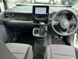長く過ごす運転席なので、運転される方の事を考えてスイッチやレバー類は操作のしやすい位置に配置されています。