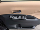 運転席ドアパネル ドリンクホルダーがあります。