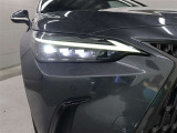 LEDヘッドランプにはアダプティブハイビームシステム「AHS」を採用。光検出カメラで車両検出をし、先行車や対向車に直接ハイビームを当てないように部分遮光します。