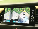 【マルチビューカメラシステム】専用のカメラにより、上から見下ろしたような視点で360度クルマの周囲を確認することができます☆死角部分も確認しやすく、狭い場所での切り返しや駐車もスムーズに行えます。