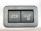 【パワーバックドア】スマートキーや運転席のボタンを押すだけでリアゲートが自動で開閉します!荷物を持っている時や、高い位置にあるバックドアを閉める際に便利な機能です♪
