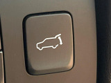 【パワーバックドア】スマートキーや運転席のボタンを押すだけでリアゲートが自動で開閉します!荷物を持っている時や、高い位置にあるバックドアを閉める際に便利な機能です♪