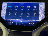 新しくなったセンターコンソールはスマートフォンを操作するような感覚でナビから車両の設定までが可能です。
